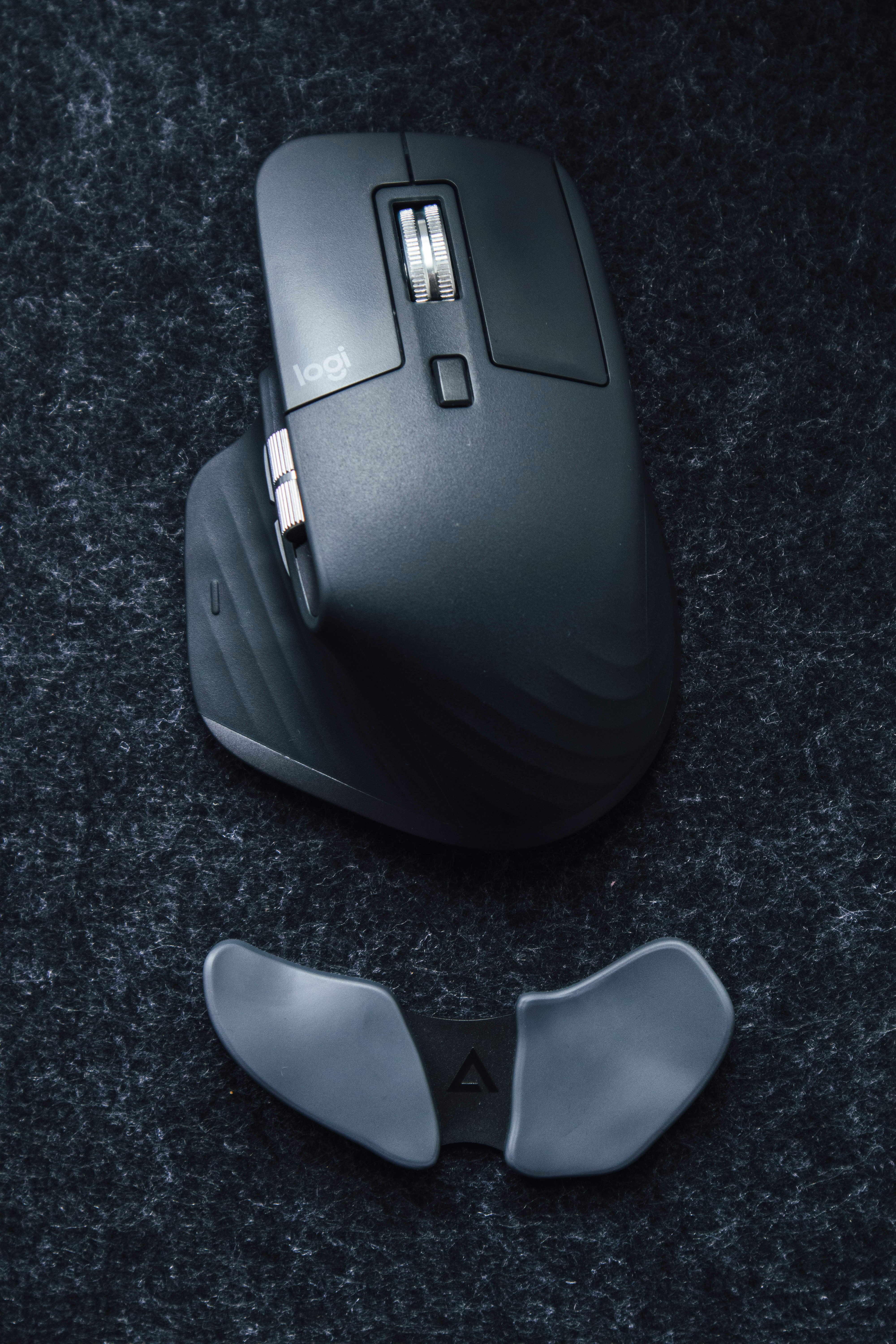 black and white cordless computer mouse